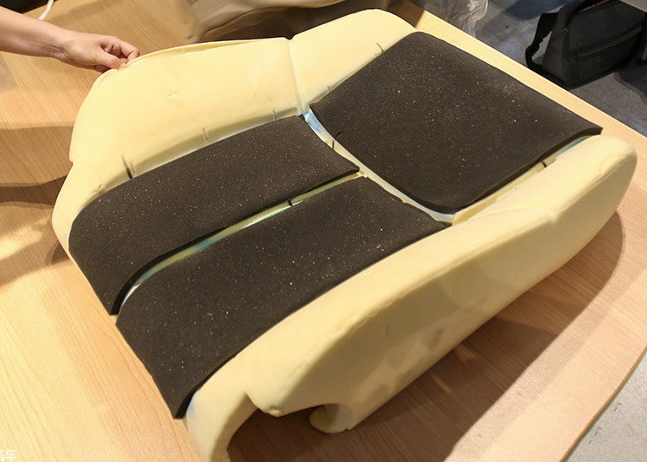 座椅舒適綿快速裝配新選擇—WB-3450壓敏背膠工藝